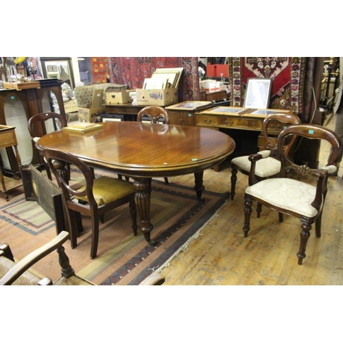 565 - Victorian style Oval Ended Mahogany Dining Table with 2 Extra Leaves