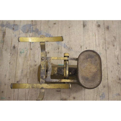 577 - Avery & Co., Shop Scales to weigh 14lb with Pan