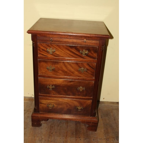 168 - Late 19th Century Mahogany Chest of 4 Graduated Drawers and a Brushing Slide - neat Size  (72cm Tall... 