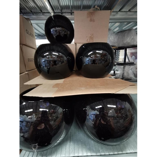 305 - 24 Black Fish Bowls