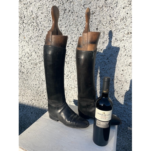 20 - Fine Pair of Leather Riding Boots Complete with Struts (62 cm H)