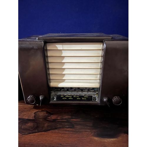 42 - Art Deco Bakelite Radio and Vintage Samick Amp (Radio 38 cm W x 28 cm H x 20 cm D)