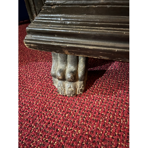 220 - 18th Century Coffer with Carved Panels Depicting Nudes on Hairy Paw Feet and Associated Top (165 cm ... 