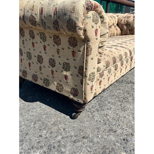 777 - Victorian Deep Buttoned Chesterfield (damage to 1 leg) (226 cm W)