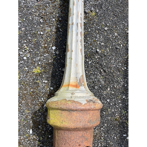 498 - Important Ex Phoenix Park Cast Iron Lamp Post (William Daniec Dublin and Associated Lantern) (300 cm... 