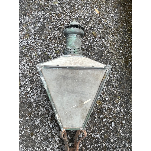 498 - Important Ex Phoenix Park Cast Iron Lamp Post (William Daniec Dublin and Associated Lantern) (300 cm... 