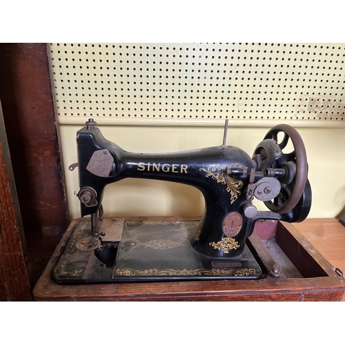 370 - Singer Sewing Machine in Oak Case (44 cm W x 31 cm H x 20 cm D)