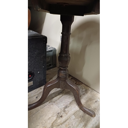 75 - Georgian Circular Oak Supper Table on turned column with 3 splayed legs