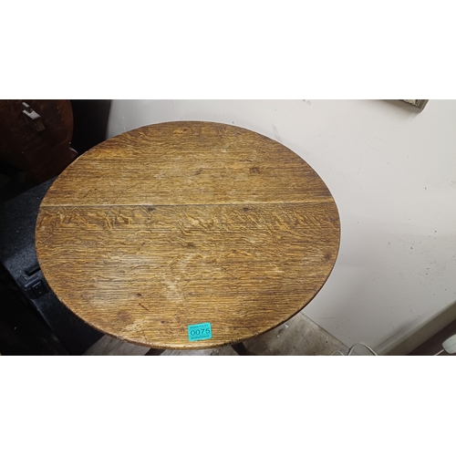 75 - Georgian Circular Oak Supper Table on turned column with 3 splayed legs