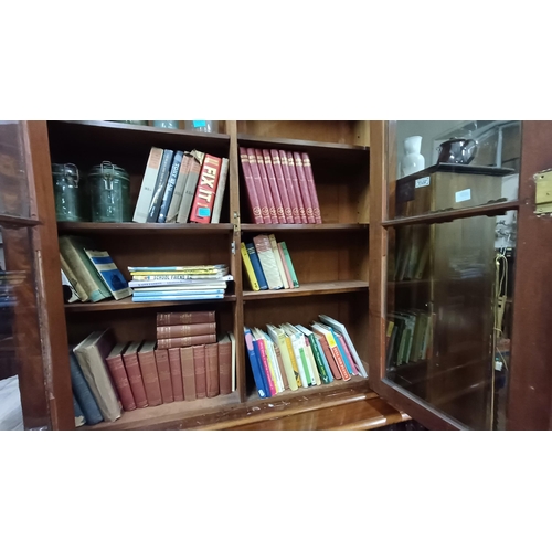 660 - Mixed lot of Books in Bookcase