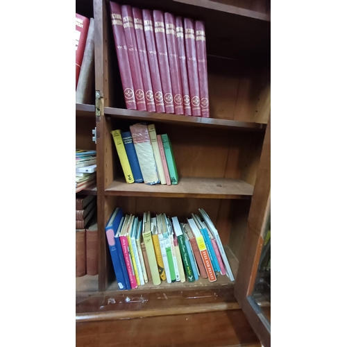 660 - Mixed lot of Books in Bookcase