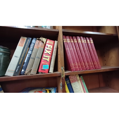 660 - Mixed lot of Books in Bookcase