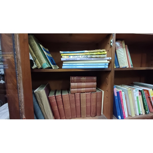 660 - Mixed lot of Books in Bookcase