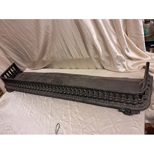 934 - 19th Century Cast Iron Fender (130cm x 28cm x 16cm)