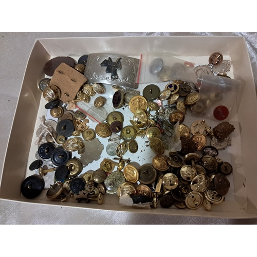 410 - Mixed lot of various Tunic Buttons and Medals