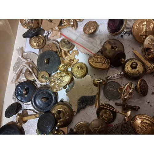 410 - Mixed lot of various Tunic Buttons and Medals