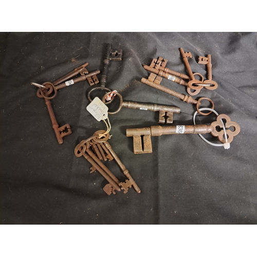 621 - Mixed lot of old Iron Keys