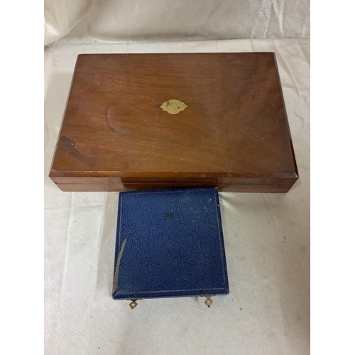 792 - Mahogany Cased Walker and Hall 24 Piece Silver Plated Fruit Service together with a Set of 6 Spoons