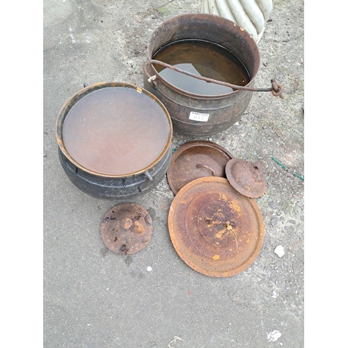 1072 - Two Victorian Cast Iron Skillet Pots and 4 Pot Lids