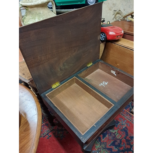 792 - Mahogany collector's Table with Lift Up Top