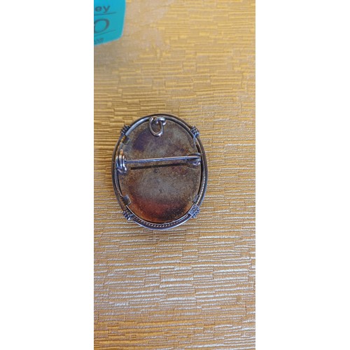 380 - 9 Carat Gold Pendant / Brooch