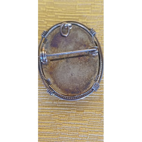 380 - 9 Carat Gold Pendant / Brooch