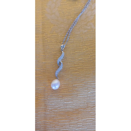 382 - Pearl Pendant Necklace