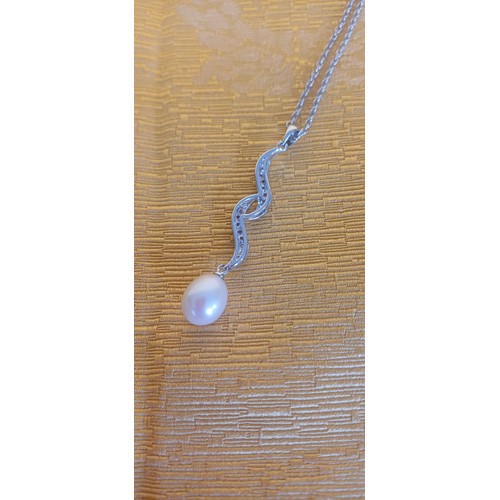 382 - Pearl Pendant Necklace