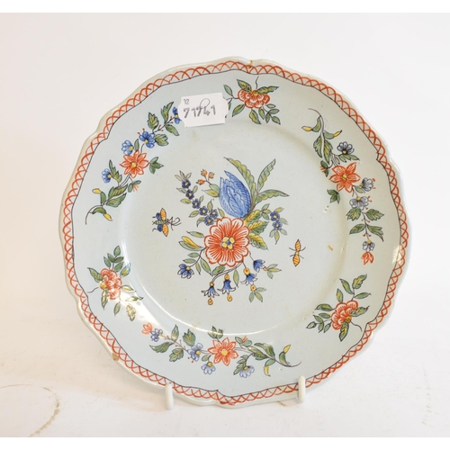 515 - A Faience pottery planter, some chips, 44.5 cm wide, and a similar plate, 21.5 cm diameter (2)