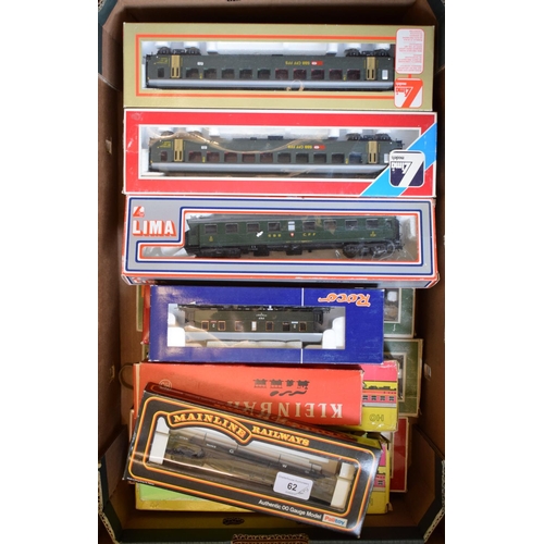 62 - Assorted 00 gauge carriages and rolling stock, all boxed (box)