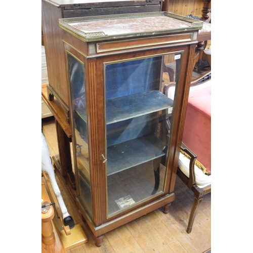 1038 - A Continental display cabinet, with a marble top, on turned legs, 62.5 cm wide