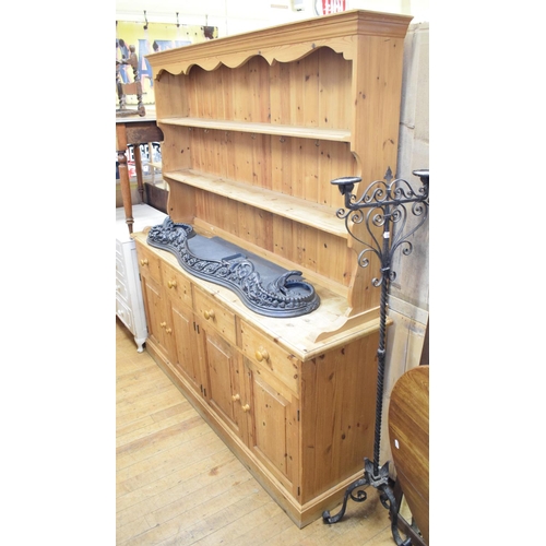 1042 - A pine kitchen dresser and plate rack, 183 cm wide