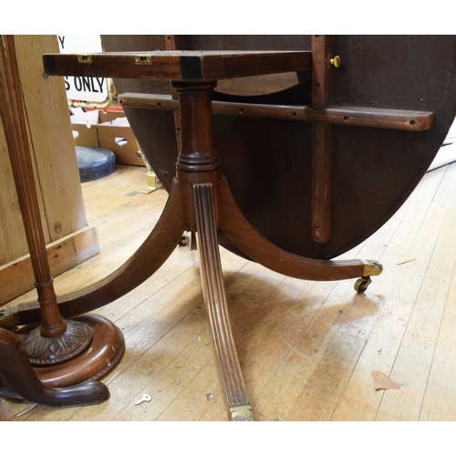 1045 - A mahogany oval dining table, on splayed legs, 177 cm wide