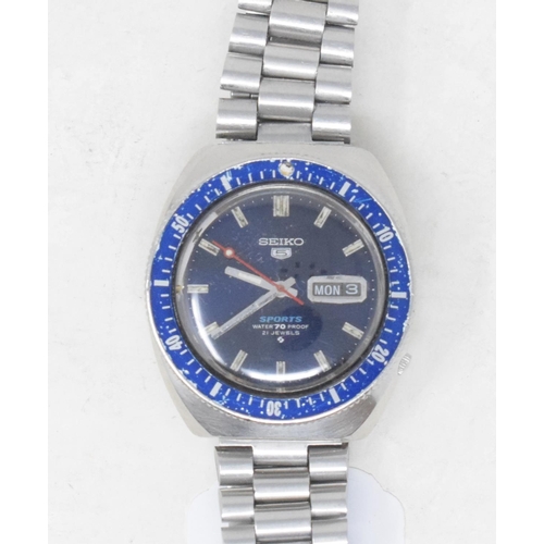 286 - A gentleman's stainless steel Seiko Sports wristwatch, with a blue dial and centre seconds