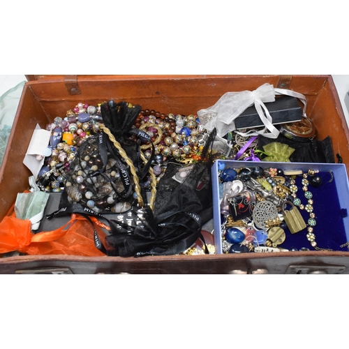 519 - A large group of assorted costume jewellery (qty)