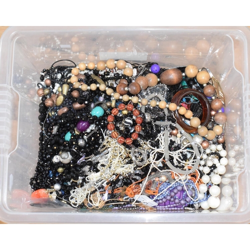 521 - A single strand green hardstone bead necklace, others similar and assorted costume jewellery (box)