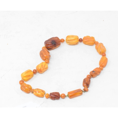 526 - An amber type bead necklace