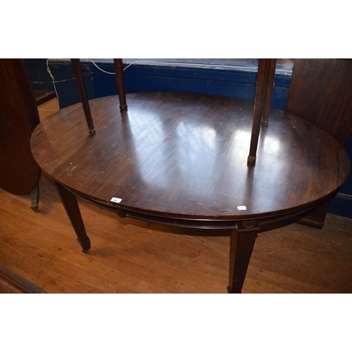 981 - A mahogany oval extending dining table, with two extra leaves, 234 cm wide