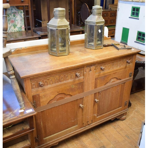 1151 - An oak occasional table, 62 cm wide, a pair of lanterns, a side table, a settle and an armchair (6)