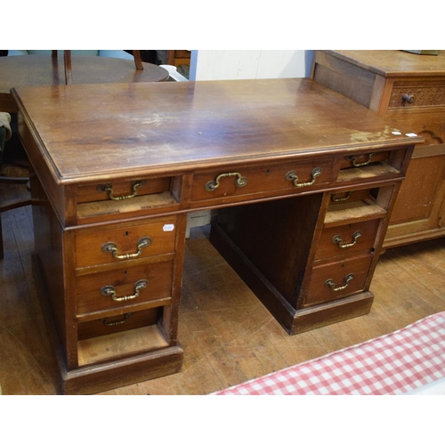 1152 - A mahogany pedestal desk, having an arrangement of nine drawers, 122 cm wide