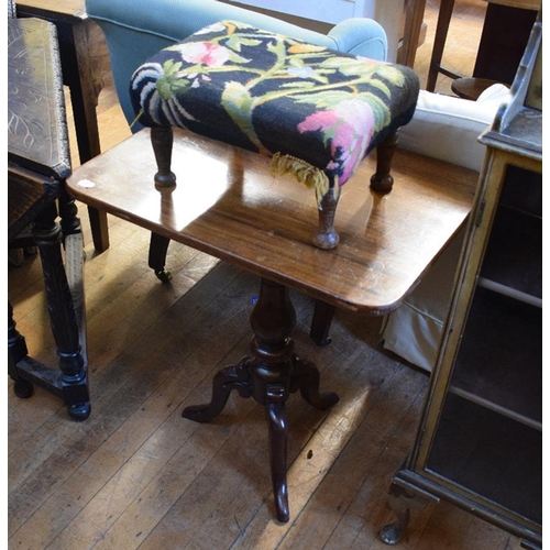 1153 - An Edwardian inlaid mahogany oval occasional table, 92 cm wide, another similar, two other tables, a... 