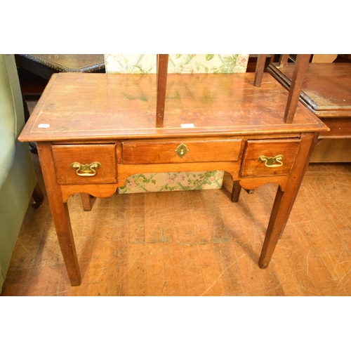 1155 - An 18th century mahogany lowboy, 93 cm wide