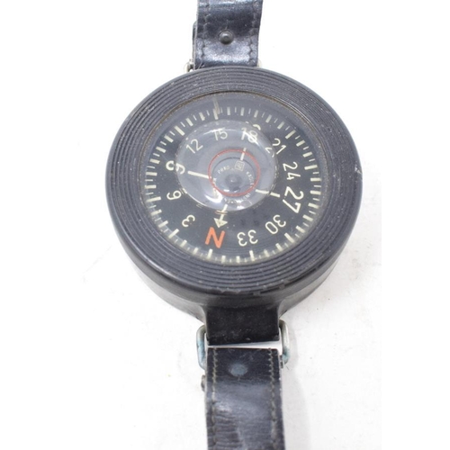 232 - A German WWII liquid filled Kadlec AK 39 Luftwaffe pilot's compass, 6 cm diameter, cased