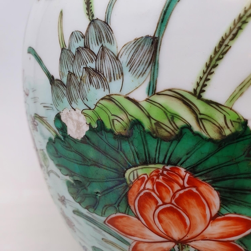 300 - A pair of Chinese famille verte ginger jars and covers, decorated birds, flowers and foliage, 21.5 c... 