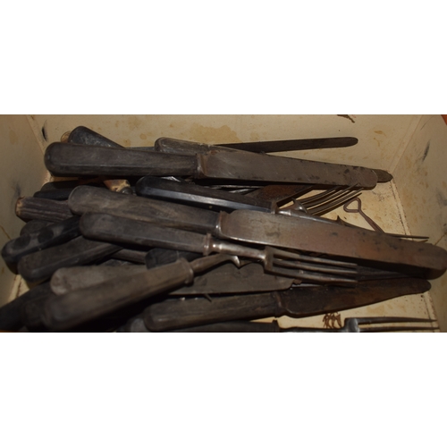 175 - Twenty five late 18th/early 19th century horn handled forks and six knives