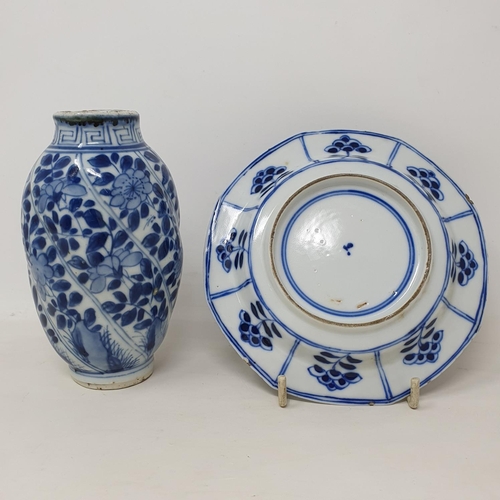 282 - A Chinese blue and white vase, 13 cm and an octagonal plate, 15 cm diameter, removal cost A