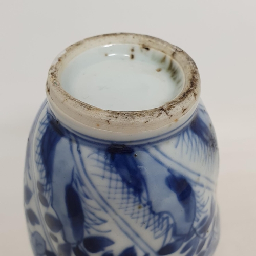 282 - A Chinese blue and white vase, 13 cm and an octagonal plate, 15 cm diameter, removal cost A