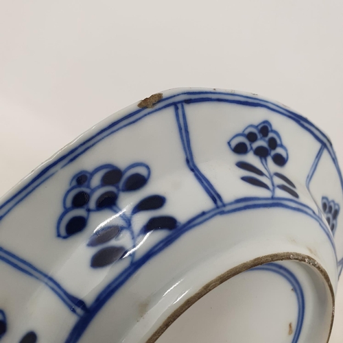 282 - A Chinese blue and white vase, 13 cm and an octagonal plate, 15 cm diameter, removal cost A