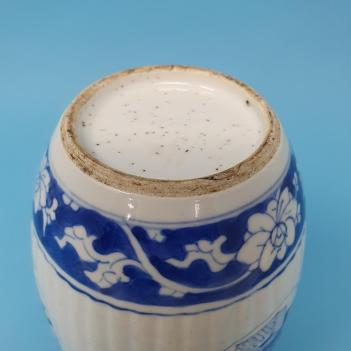 283 - A Chinese blue and white ginger jar, 14 cm high, removal cost A