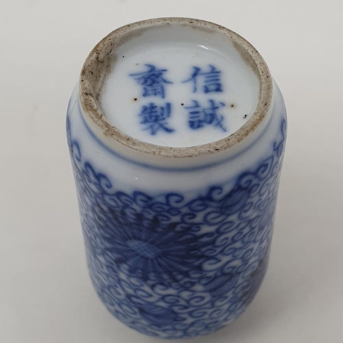 285 - A Chinese blue and white snuff bottle, four character mark to base, 5 cm high